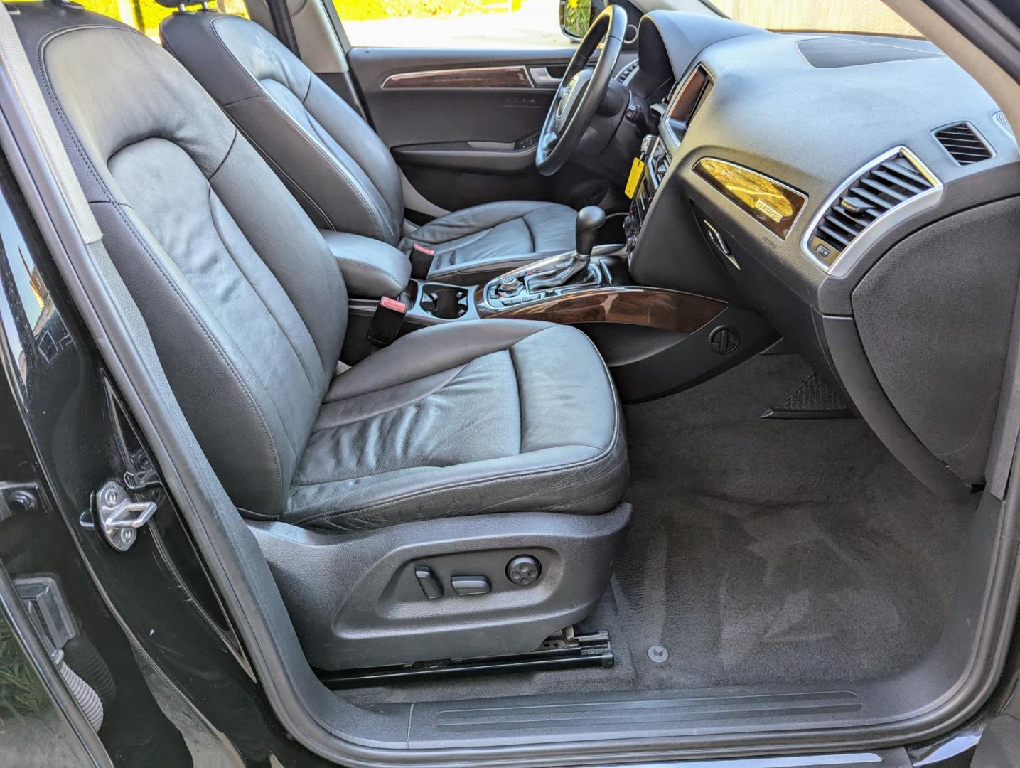 2011 Black /Black Leather Audi Q5 2.0 quattro Premium (WA1LFAFP3BA) with an 2.0L L4 DOHC 16V engine, 6-Speed Automatic transmission, located at 603 Amelia Street, Plymouth, MI, 48170, (734) 459-5520, 42.378841, -83.464546 - Photo#9