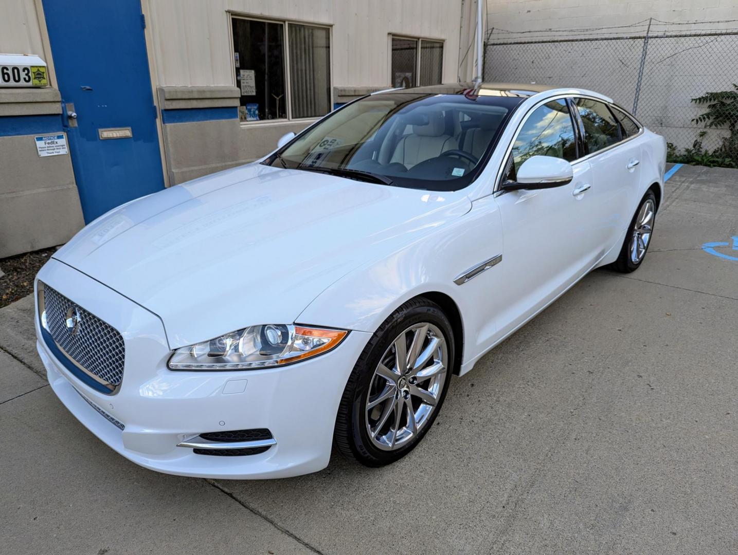 2013 Polaris White /Ivory Leather Jaguar XJ-Series XJ (SAJWA1C76D8) with an 3.0L V6 DOHC 24V engine, 8-Speed Automatic transmission, located at 603 Amelia Street, Plymouth, MI, 48170, (734) 459-5520, 42.378841, -83.464546 - Vehicles shown by appointment - Please call ahead - 734-459-5520, text 734-658-4573 or contact us via our web site at: http://www.selectmotors.com for complete Inventory, Photos, Videos and FREE Carfax Reports. 2013 Jaguar XJ, Polaris White with Ivory leather interior, 72K miles, one owner si - Photo#0