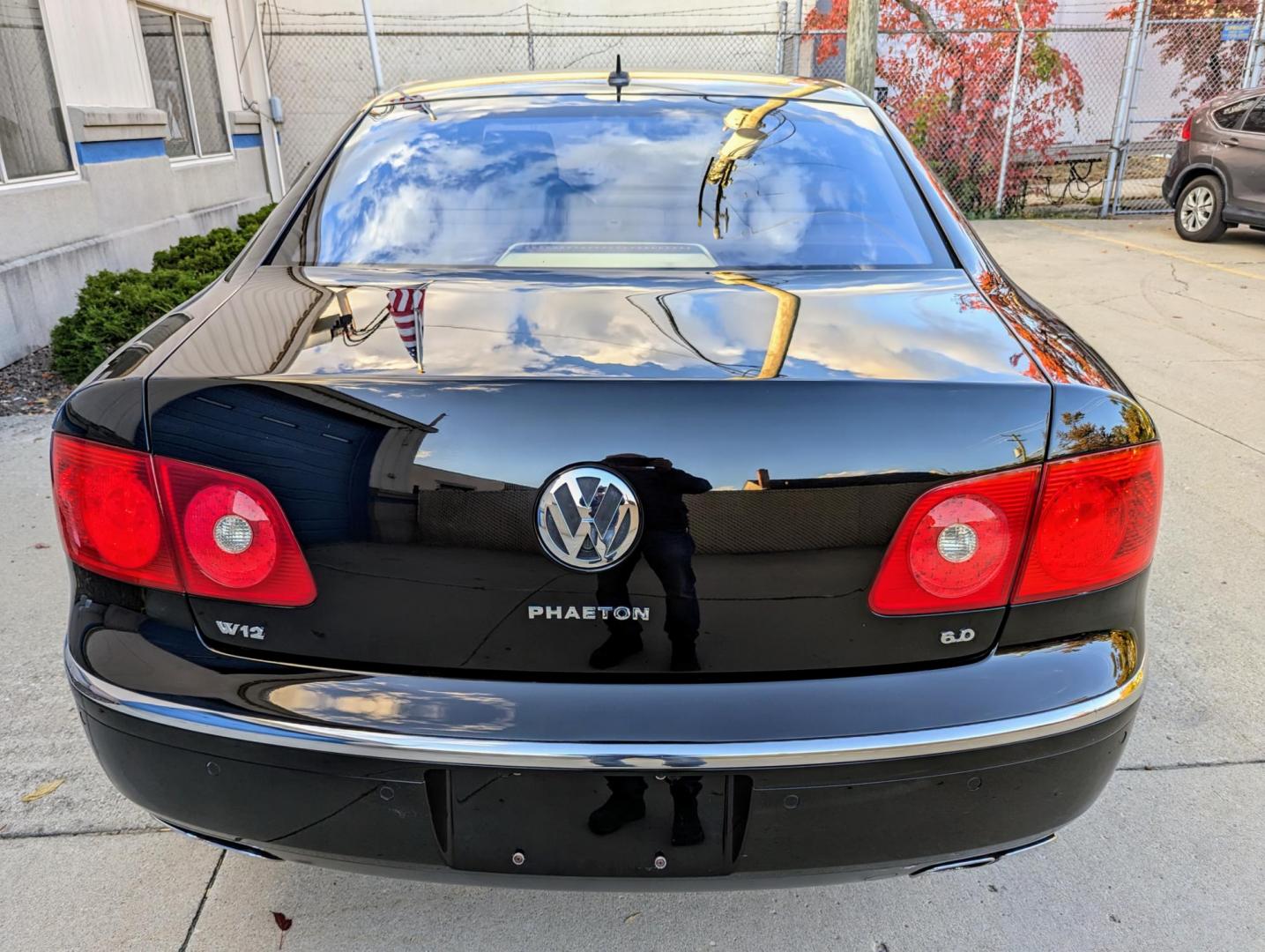 2004 Black /Beige Leather Volkswagen Phaeton W12 (WVWAH63D748) with an 6.0L W12 DOHC 48V engine, 5-Speed Automatic Overdrive transmission, located at 603 Amelia Street, Plymouth, MI, 48170, (734) 459-5520, 42.378841, -83.464546 - Photo#12