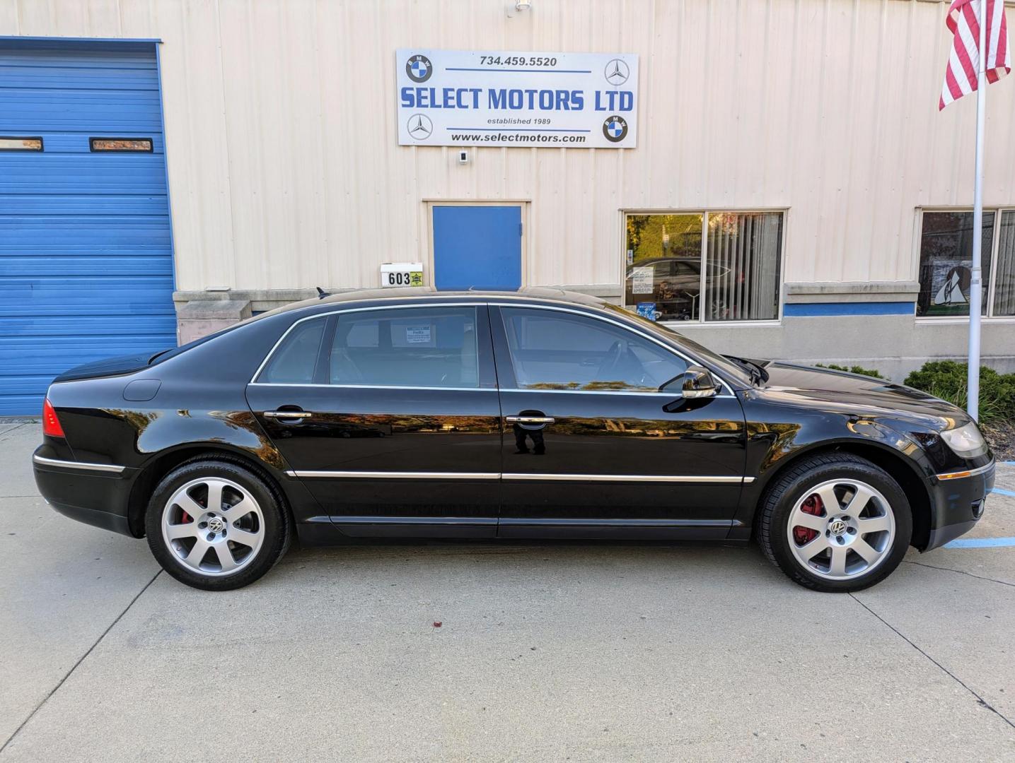 2004 Black /Beige Leather Volkswagen Phaeton W12 (WVWAH63D748) with an 6.0L W12 DOHC 48V engine, 5-Speed Automatic Overdrive transmission, located at 603 Amelia Street, Plymouth, MI, 48170, (734) 459-5520, 42.378841, -83.464546 - Photo#10