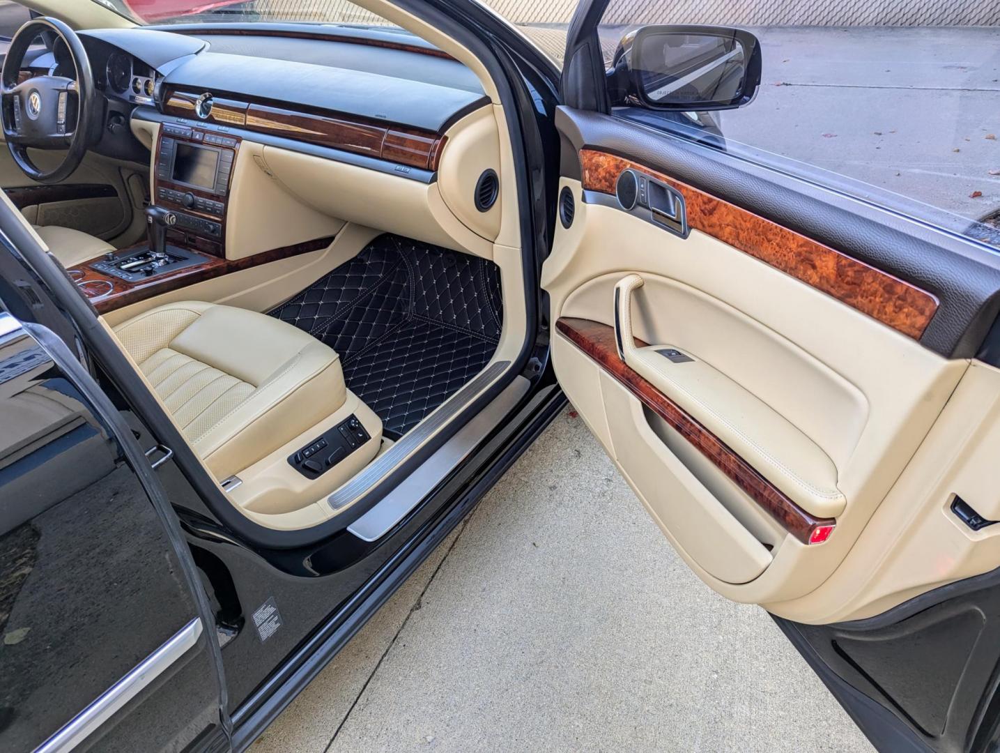 2004 Black /Beige Leather Volkswagen Phaeton W12 (WVWAH63D748) with an 6.0L W12 DOHC 48V engine, 5-Speed Automatic Overdrive transmission, located at 603 Amelia Street, Plymouth, MI, 48170, (734) 459-5520, 42.378841, -83.464546 - Photo#7