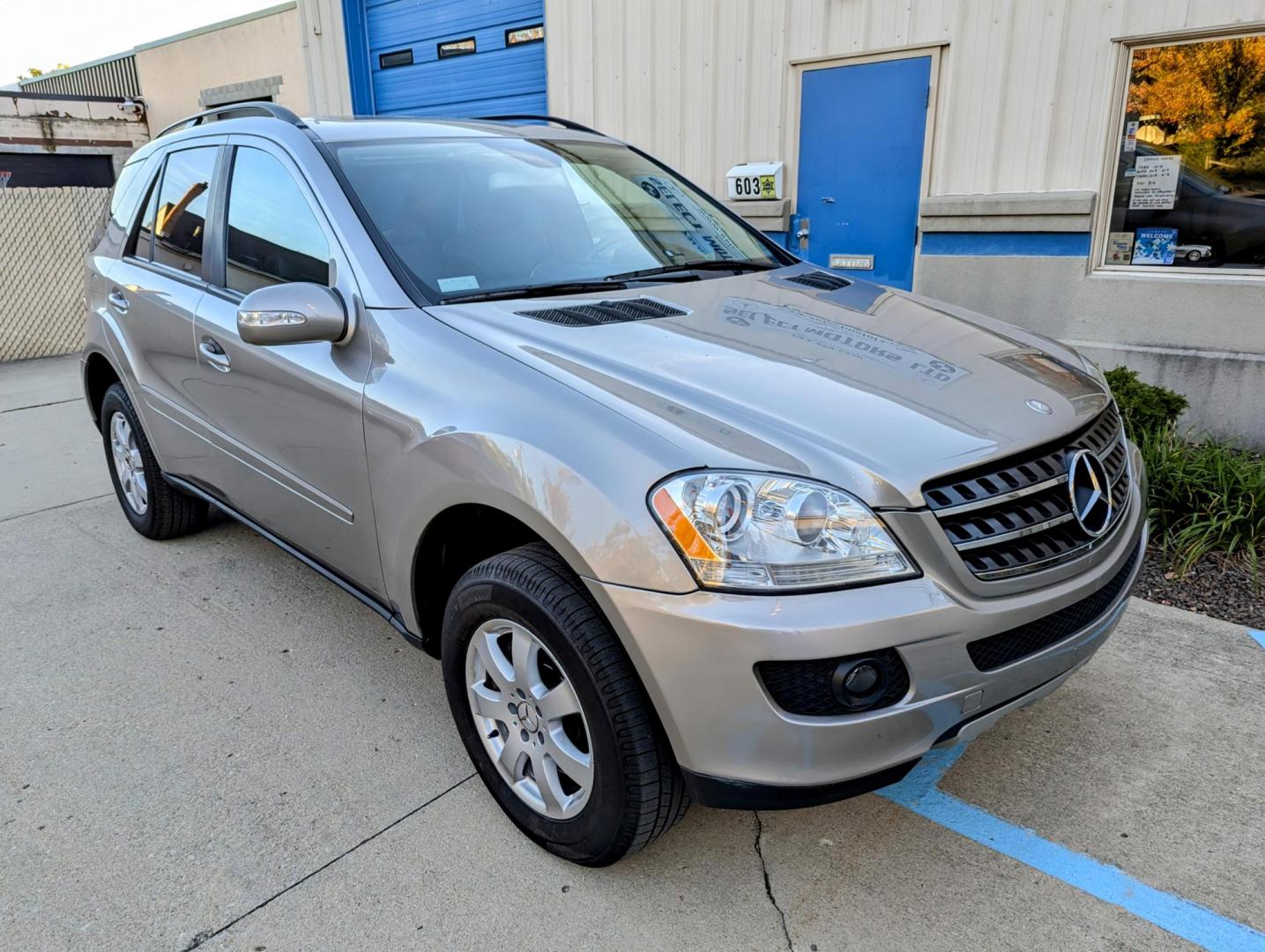 2006 Cubanite Silver Metallic /Black Leather Mercedes Benz ML350 ML350 (4JGBB86EX6A) with an 3.5L V6 DOHC 24V engine, 7-Speed Automatic Overdrive transmission, located at 603 Amelia Street, Plymouth, MI, 48170, (734) 459-5520, 42.378841, -83.464546 - Vehicles shown by appointment - Please call ahead - 734-459-5520, text 734-658-4573 or contact us via our web site at: http://www.selectmotors.com for complete Inventory, Photos, Videos and FREE Carfax Reports. 2006 Mercedes ML350 4Matic, Cubanite Silver Metallic with black leather interior, 73K - Photo#13