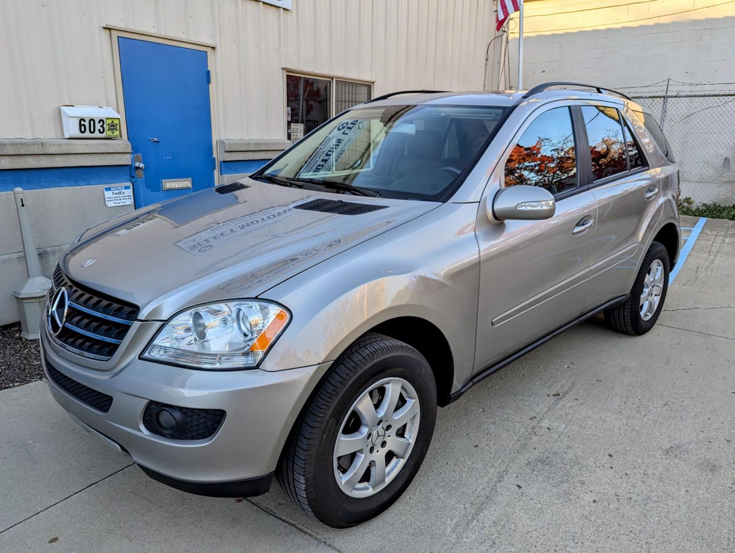 2006 Cubanite Silver Metallic /Black Leather Mercedes Benz ML350 ML350 (4JGBB86EX6A) with an 3.5L V6 DOHC 24V engine, 7-Speed Automatic Overdrive transmission, located at 603 Amelia Street, Plymouth, MI, 48170, (734) 459-5520, 42.378841, -83.464546 - Vehicles shown by appointment - Please call ahead - 734-459-5520, text 734-658-4573 or contact us via our web site at: http://www.selectmotors.com for complete Inventory, Photos, Videos and FREE Carfax Reports. 2006 Mercedes ML350 4Matic, Cubanite Silver Metallic with black leather interior, 73K - Photo#0