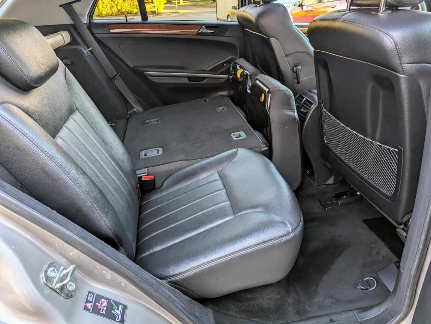 2006 Cubanite Silver Metallic /Black Leather Mercedes Benz ML350 ML350 (4JGBB86EX6A) with an 3.5L V6 DOHC 24V engine, 7-Speed Automatic Overdrive transmission, located at 603 Amelia Street, Plymouth, MI, 48170, (734) 459-5520, 42.378841, -83.464546 - Vehicles shown by appointment - Please call ahead - 734-459-5520, text 734-658-4573 or contact us via our web site at: http://www.selectmotors.com for complete Inventory, Photos, Videos and FREE Carfax Reports. 2006 Mercedes ML350 4Matic, Cubanite Silver Metallic with black leather interior, 73K - Photo#7