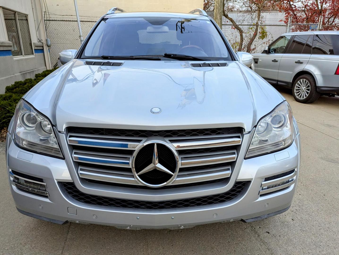 2010 Silver Metallic /Black Leather Mercedes-Benz GL-Class GL550 4MATIC (4JGBF8GE0AA) with an 5.5L V8 DOHC 32V engine, 7-Speed Automatic transmission, located at 603 Amelia Street, Plymouth, MI, 48170, (734) 459-5520, 42.378841, -83.464546 - Vehicles shown by appointment - Please call ahead - 734-459-5520, text 734-658-4573 or contact us via our web site at: http://www.selectmotors.com for complete Inventory, Photos, Videos and FREE Carfax Reports. 2010 Mercedes GL550 4Matic, Silver Metallic with Black leather interior, 76K miles - Photo#1