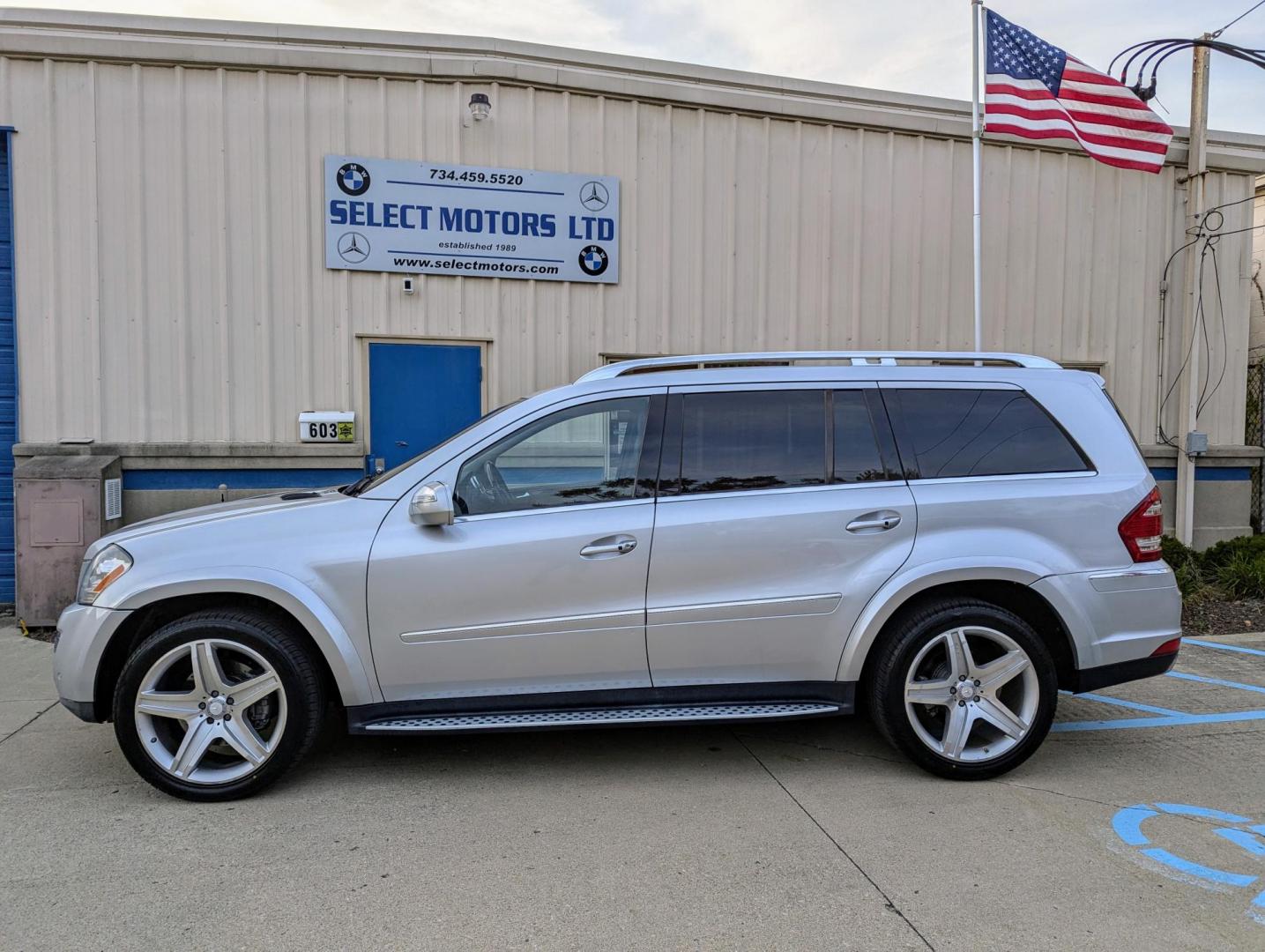 2010 Silver Metallic /Black Leather Mercedes-Benz GL-Class GL550 4MATIC (4JGBF8GE0AA) with an 5.5L V8 DOHC 32V engine, 7-Speed Automatic transmission, located at 603 Amelia Street, Plymouth, MI, 48170, (734) 459-5520, 42.378841, -83.464546 - Vehicles shown by appointment - Please call ahead - 734-459-5520, text 734-658-4573 or contact us via our web site at: http://www.selectmotors.com for complete Inventory, Photos, Videos and FREE Carfax Reports. 2010 Mercedes GL550 4Matic, Silver Metallic with Black leather interior, 76K miles - Photo#2