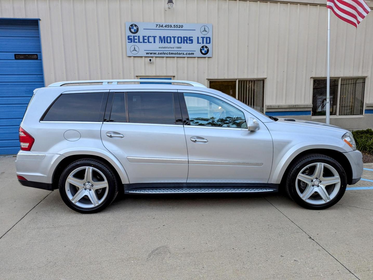 2010 Silver Metallic /Black Leather Mercedes-Benz GL-Class GL550 4MATIC (4JGBF8GE0AA) with an 5.5L V8 DOHC 32V engine, 7-Speed Automatic transmission, located at 603 Amelia Street, Plymouth, MI, 48170, (734) 459-5520, 42.378841, -83.464546 - Vehicles shown by appointment - Please call ahead - 734-459-5520, text 734-658-4573 or contact us via our web site at: http://www.selectmotors.com for complete Inventory, Photos, Videos and FREE Carfax Reports. 2010 Mercedes GL550 4Matic, Silver Metallic with Black leather interior, 76K miles - Photo#11