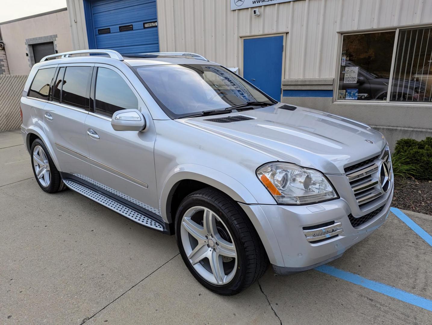 2010 Silver Metallic /Black Leather Mercedes-Benz GL-Class GL550 4MATIC (4JGBF8GE0AA) with an 5.5L V8 DOHC 32V engine, 7-Speed Automatic transmission, located at 603 Amelia Street, Plymouth, MI, 48170, (734) 459-5520, 42.378841, -83.464546 - Vehicles shown by appointment - Please call ahead - 734-459-5520, text 734-658-4573 or contact us via our web site at: http://www.selectmotors.com for complete Inventory, Photos, Videos and FREE Carfax Reports. 2010 Mercedes GL550 4Matic, Silver Metallic with Black leather interior, 76K miles - Photo#12