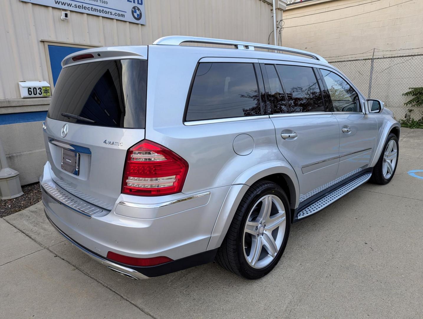 2010 Silver Metallic /Black Leather Mercedes-Benz GL-Class GL550 4MATIC (4JGBF8GE0AA) with an 5.5L V8 DOHC 32V engine, 7-Speed Automatic transmission, located at 603 Amelia Street, Plymouth, MI, 48170, (734) 459-5520, 42.378841, -83.464546 - Vehicles shown by appointment - Please call ahead - 734-459-5520, text 734-658-4573 or contact us via our web site at: http://www.selectmotors.com for complete Inventory, Photos, Videos and FREE Carfax Reports. 2010 Mercedes GL550 4Matic, Silver Metallic with Black leather interior, 76K miles - Photo#16