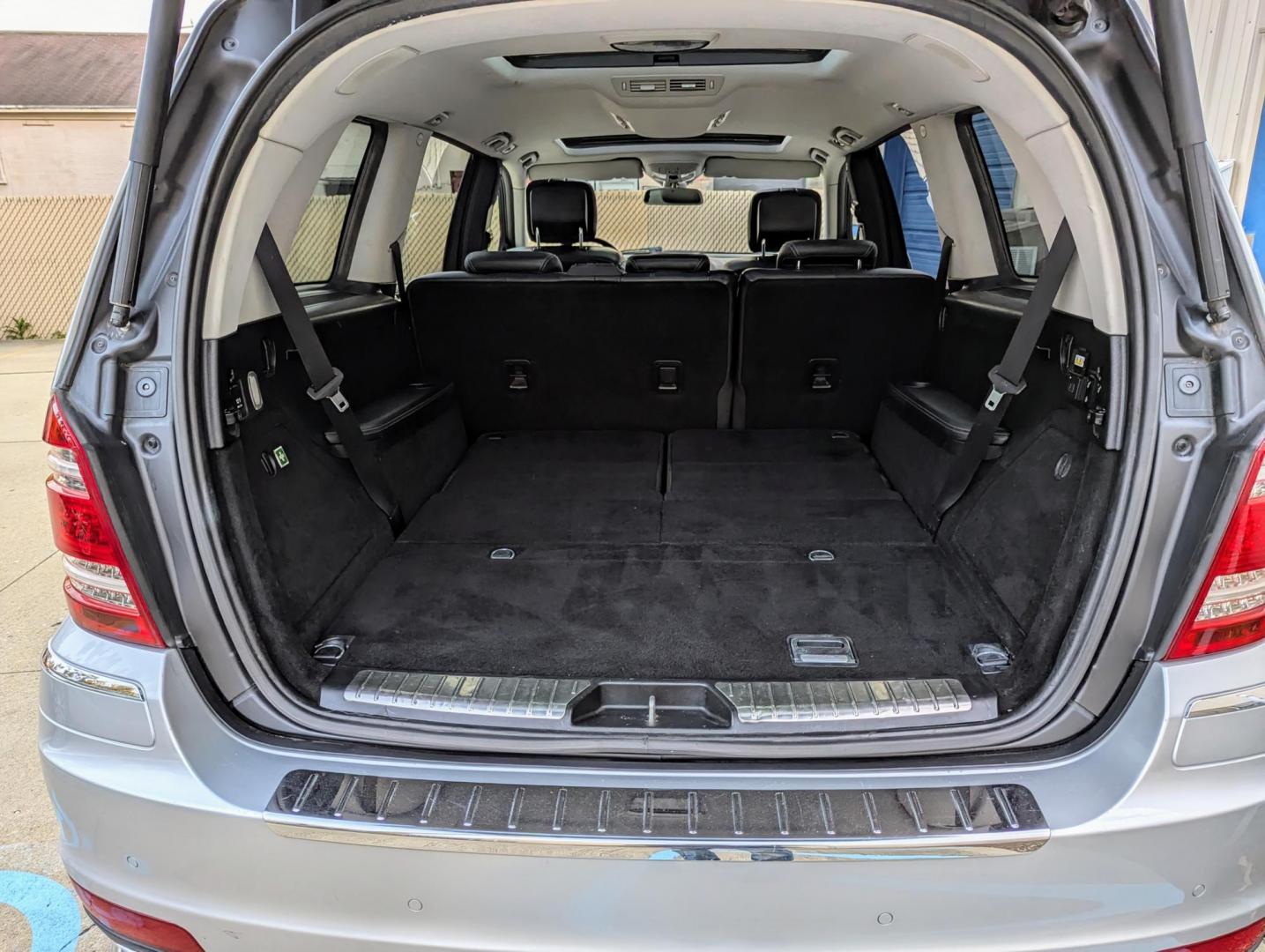 2010 Silver Metallic /Black Leather Mercedes-Benz GL-Class GL550 4MATIC (4JGBF8GE0AA) with an 5.5L V8 DOHC 32V engine, 7-Speed Automatic transmission, located at 603 Amelia Street, Plymouth, MI, 48170, (734) 459-5520, 42.378841, -83.464546 - Vehicles shown by appointment - Please call ahead - 734-459-5520, text 734-658-4573 or contact us via our web site at: http://www.selectmotors.com for complete Inventory, Photos, Videos and FREE Carfax Reports. 2010 Mercedes GL550 4Matic, Silver Metallic with Black leather interior, 76K miles - Photo#9