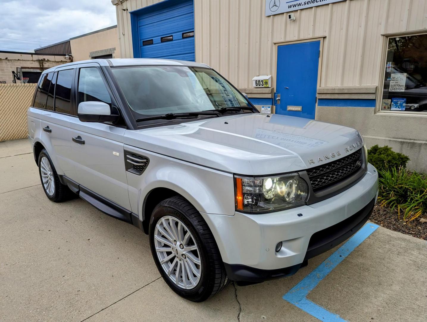 2011 Silver Metallic /Black Leather Land Rover Range Rover Sport HSE (SALSF2D41BA) with an 4.4L V8 DOHC 32V engine, 6-Speed Automatic transmission, located at 603 Amelia Street, Plymouth, MI, 48170, (734) 459-5520, 42.378841, -83.464546 - Vehicles shown by appointment - Please call ahead - 734-459-5520, text 734-658-4573 or contact us via our web site at: http://www.selectmotors.com for complete Inventory, Photos, Videos and FREE Carfax Reports. 2011 Land Rover Range Rover Sport HSE, Silver Metallic with black leather interior, - Photo#11