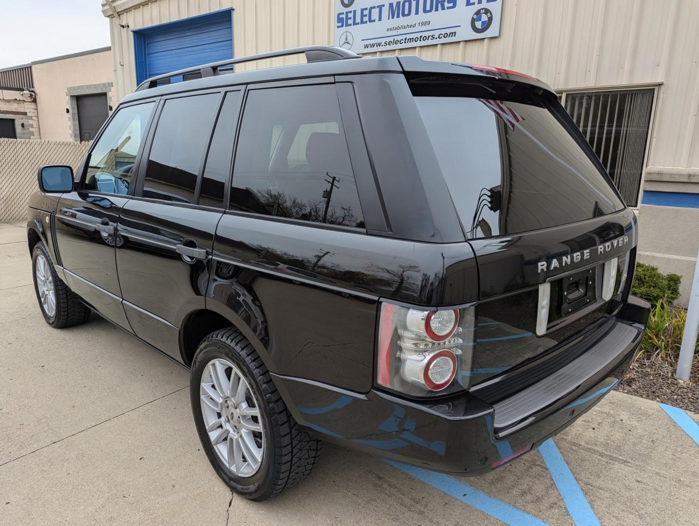 2010 Black Metallic /Black Leather Land Rover Range Rover HSE (SALME1D42AA) with an 4.4L V8 DOHC 32V engine, 6-Speed Automatic transmission, located at 603 Amelia Street, Plymouth, MI, 48170, (734) 459-5520, 42.378841, -83.464546 - Photo#1