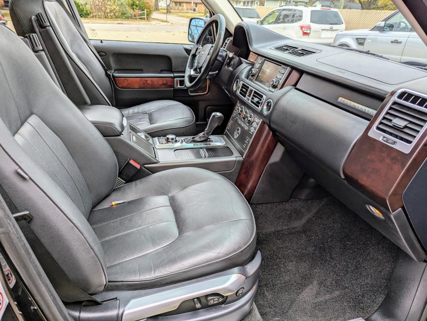 2010 Black Metallic /Black Leather Land Rover Range Rover HSE (SALME1D42AA) with an 4.4L V8 DOHC 32V engine, 6-Speed Automatic transmission, located at 603 Amelia Street, Plymouth, MI, 48170, (734) 459-5520, 42.378841, -83.464546 - Photo#11