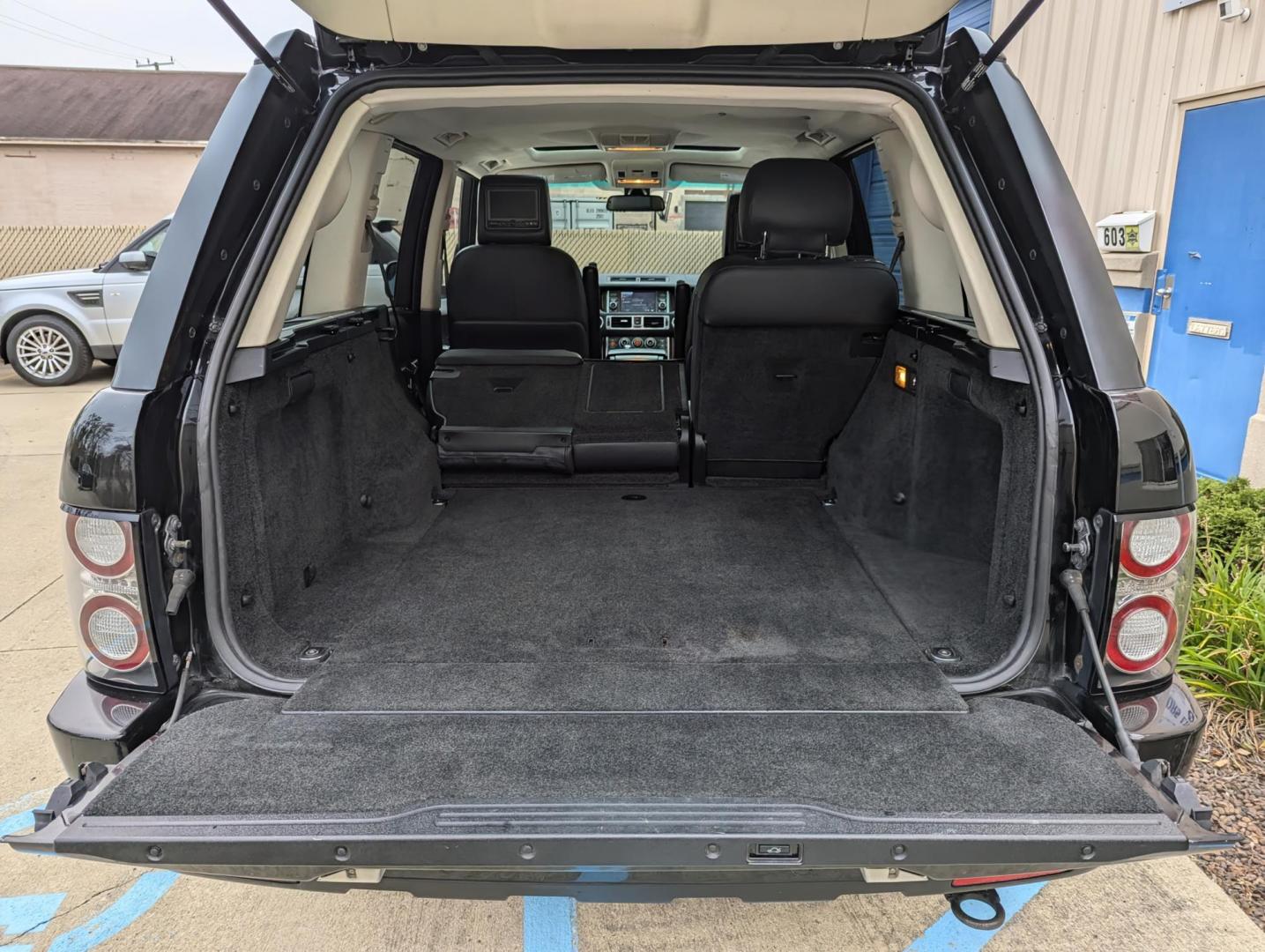 2010 Black Metallic /Black Leather Land Rover Range Rover HSE (SALME1D42AA) with an 4.4L V8 DOHC 32V engine, 6-Speed Automatic transmission, located at 603 Amelia Street, Plymouth, MI, 48170, (734) 459-5520, 42.378841, -83.464546 - Photo#9