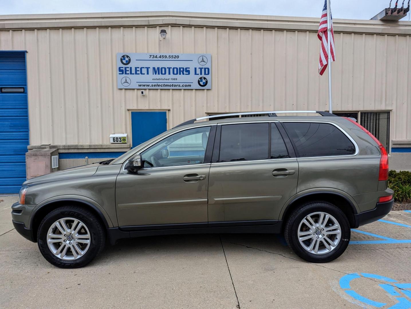 2011 Caper Green Metallic /Beige Leather Volvo XC90 3.2 AWD 7-Passenger (YV4952CZ8B1) with an 3.2L L6 DOHC 24V engine, 6-Speed Automatic transmission, located at 603 Amelia Street, Plymouth, MI, 48170, (734) 459-5520, 42.378841, -83.464546 - Vehicles shown by appointment - Please call ahead - 734-459-5520, text 734-658-4573 or contact us via our web site at: http://www.selectmotors.com for complete Inventory, Photos, Videos and FREE Carfax Reports. 2011 Volvo XC90 3.2 AWD, Caper Green Metallic with Beige leather interior, 96K one o - Photo#1