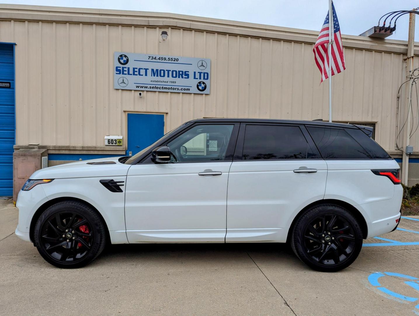 2018 White /Black Leather Land Rover Range Rover Sport HSE Dynamic (SALWV2SV3JA) with an 3.0L V6 24V DOHC SUPERCHARGED engine, 8A transmission, located at 603 Amelia Street, Plymouth, MI, 48170, (734) 459-5520, 42.378841, -83.464546 - Photo#2